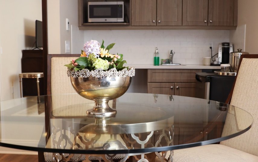 TOP FLOOR KING SUITE WITH KITCHENETTE AREA