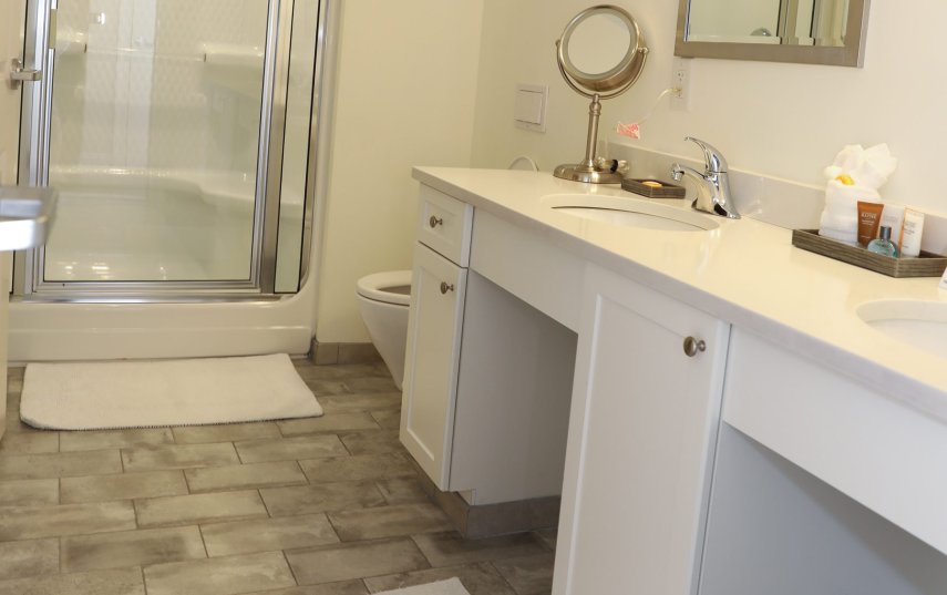 TOP FLOOR KING SUITE WITH KITCHENETTE BATHROOM DOUBLE VANITY