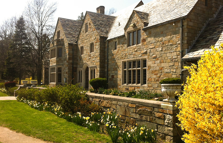 Mansion-with-forsythia-from-rt